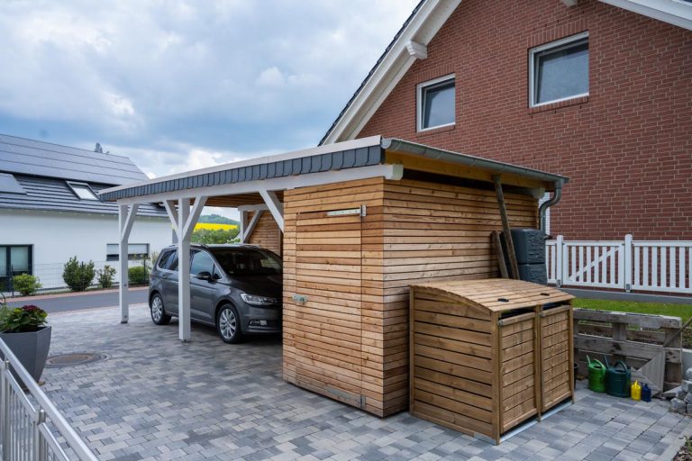Referenzbild für ein freistehendes Carport mit angebautem Schuppen vom Holzbau Kaulich in Eschwege, in der Nähe von Kassel.