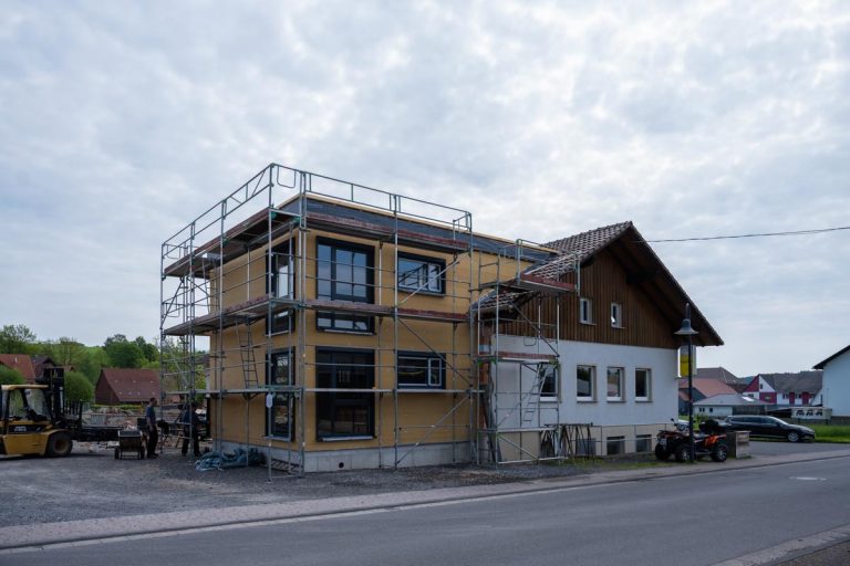 Bild eines Hauses beim Anbringen der Holzfassade durch die Firma Kaulich in Eschwege in der Nähe von Kassel.
