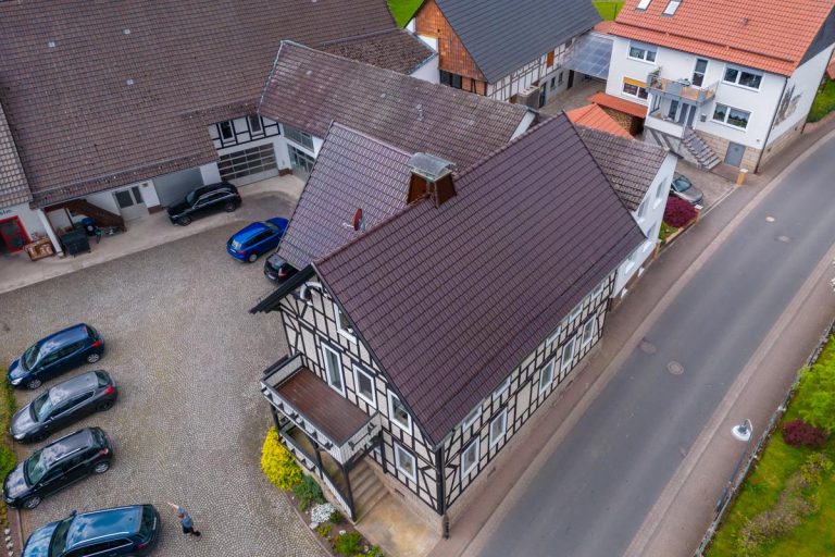 Bild eines Hauses beim Sanieren der Holzfassade durch die Firma Kaulich in Eschwege in der Nähe von Kassel.