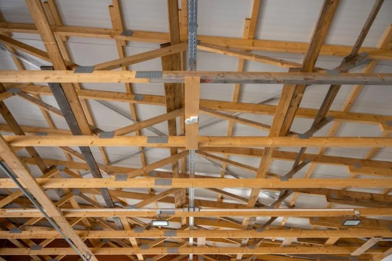 Referenzbild eines Dachstuhls aus Holz aus dem Sägewerk Kaulich in Eschwege bei Kassel.