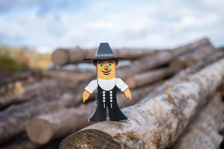 Eine geschnitzte Holzfigur, die aussieht wie ein Zimmermann